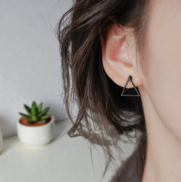 フーブピアス レディース 金属アレルギー対応 ブラック 三角 トライアングル 透かし 立体 両耳用 仕事 プレゼント 2枚目の画像