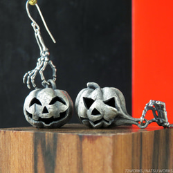 かぼちゃと骨のピアス / Pumpkin and Hand Earring 6枚目の画像