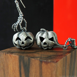 かぼちゃと骨のピアス / Pumpkin and Hand Earring 1枚目の画像
