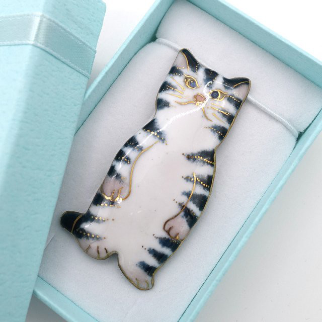 サバトラ猫（正面）の七宝焼ブローチ【受注制作】