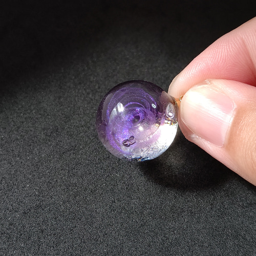 パープルの渦が輝く宇宙玉レジンの球体ネックレス ネックレス 