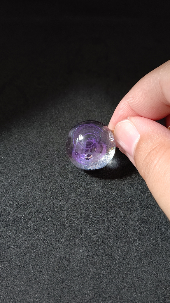 パープルの渦が輝く宇宙玉レジンの球体ネックレス 5枚目の画像