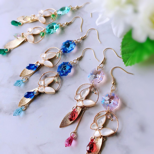 天然シェルとクリスタルガラスの蝶ピアス／イヤリング