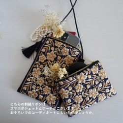 ちょっとそこまでスマホポシェット　-紺色ベースにボタニカル模様の刺繍リボン　SPP2210NV69ET 8枚目の画像