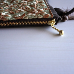 ちょっとそこまでスマホポシェット　-茶色ベースにボタニカル模様の刺繍リボン-　スマホショルダー 6枚目の画像