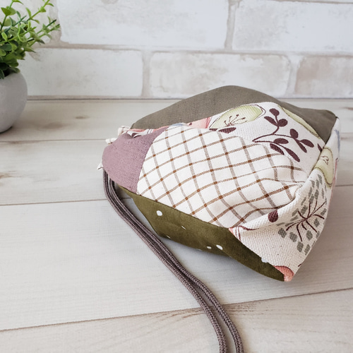 パッチワーク ミニ巾着ポーチ まぁるいお花 グリーン ポーチ こはく