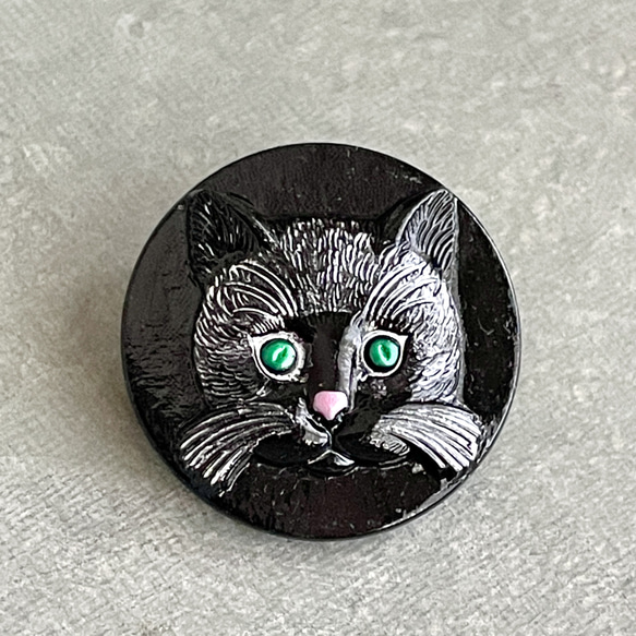 ネコのガラスボタン（チェコ）｜ほんのり白ネコ×黒 4枚目の画像