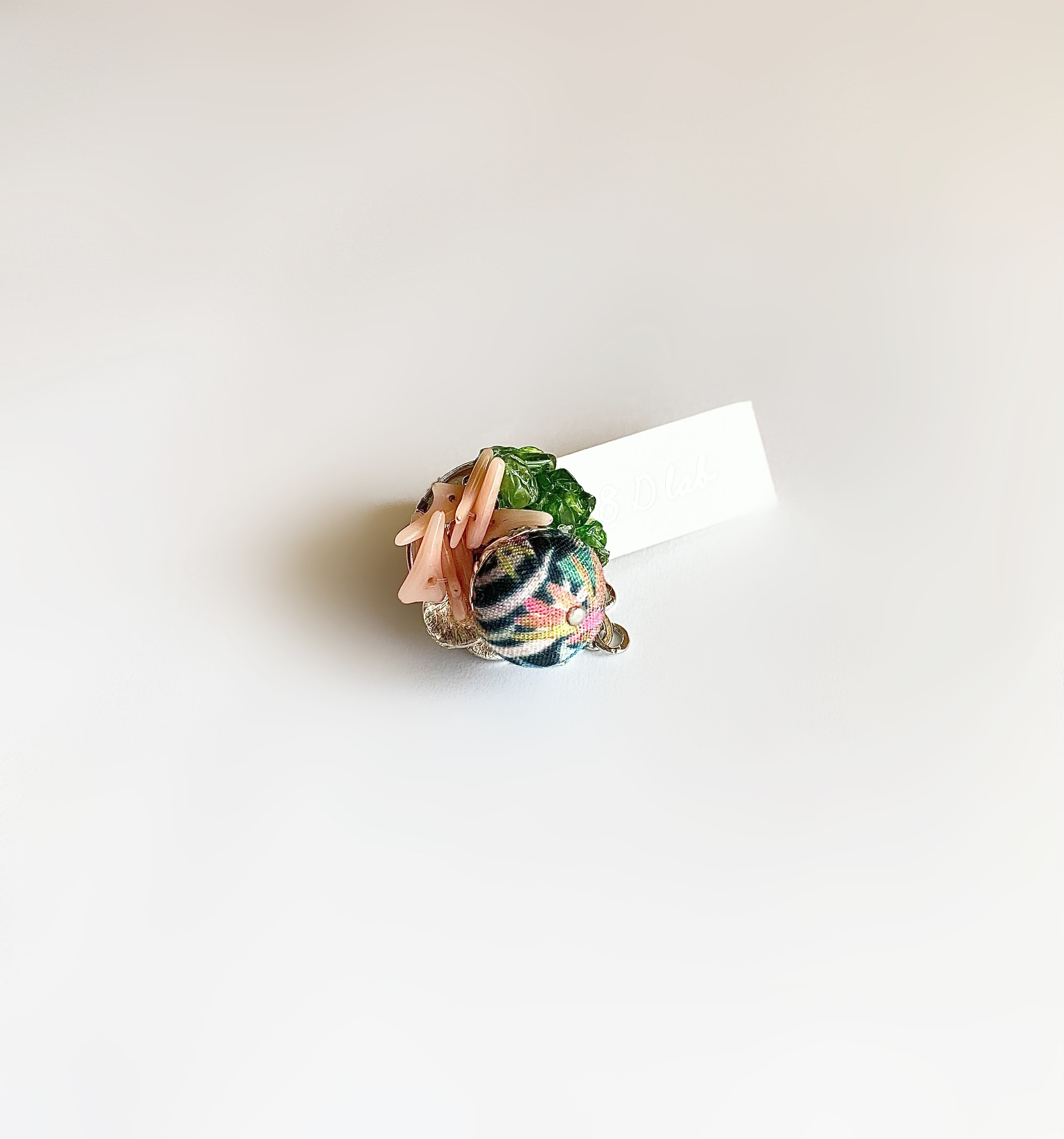 リバティプリントチェーン付きピンブローチ