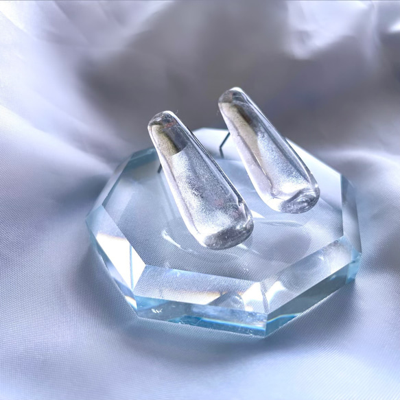 glass tear nuance silver Earrings 3枚目の画像