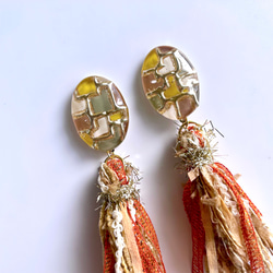 glass oval classical mustard gold tassel Earrings 2枚目の画像