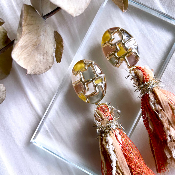glass oval classical mustard gold tassel Earrings 6枚目の画像