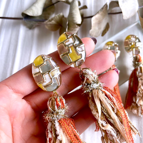 glass oval classical mustard gold tassel Earrings 3枚目の画像