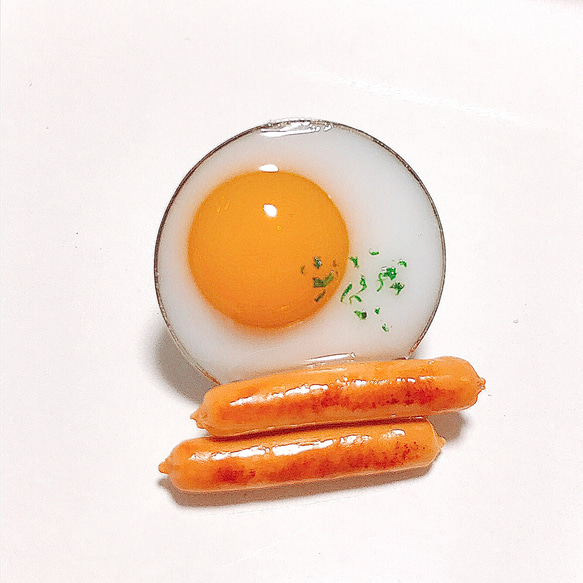 目玉焼きウインナーのピンブローチ(ピンバッチ)♡ミニチュア、フェイクフード、食品サンプル、朝食 2枚目の画像