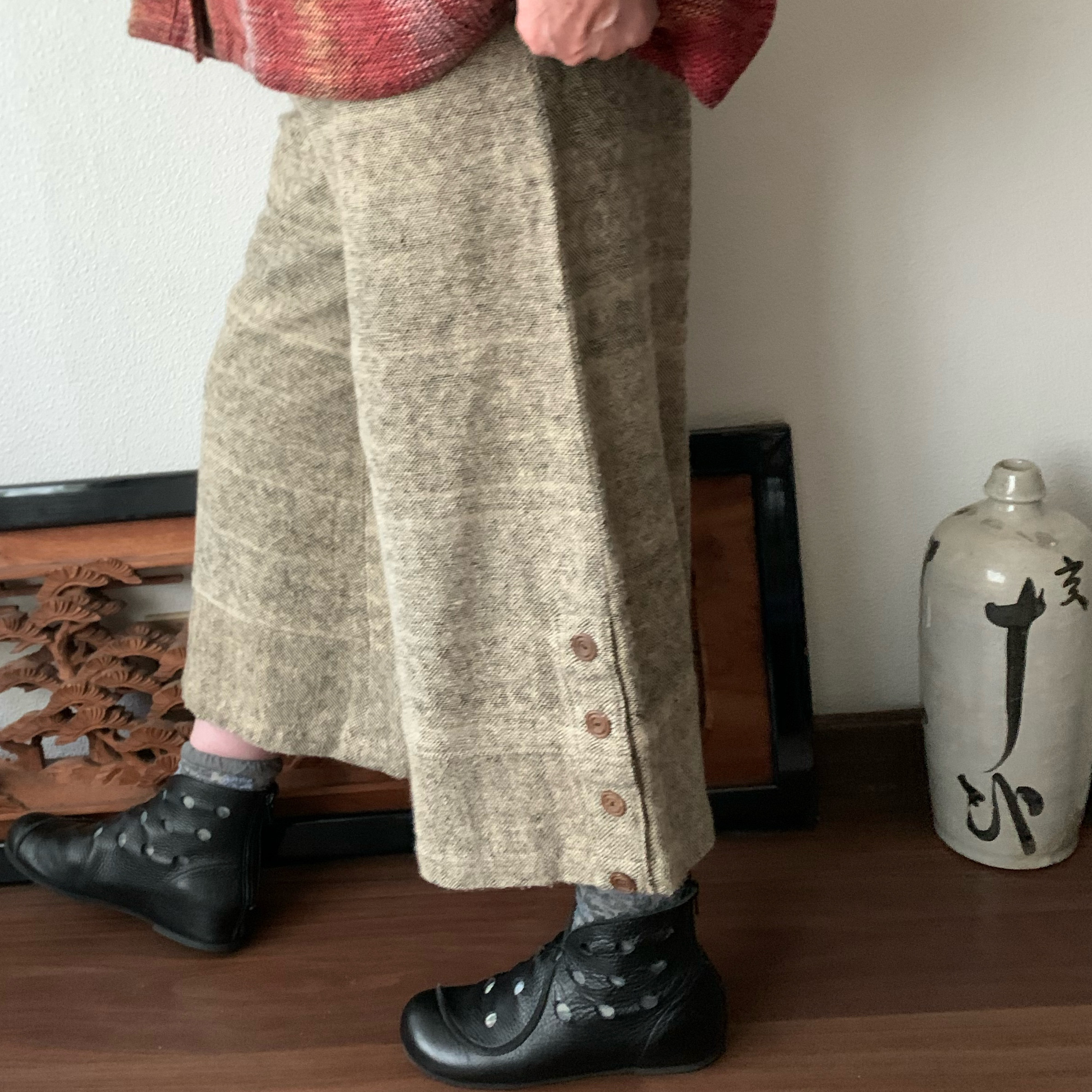 生地厚め手織り綿裾ワイドのガウチョ　すとんと落ちるシンプルラインで体型もすっきり、裾横ボタンで遊んでます　ベージュ絣