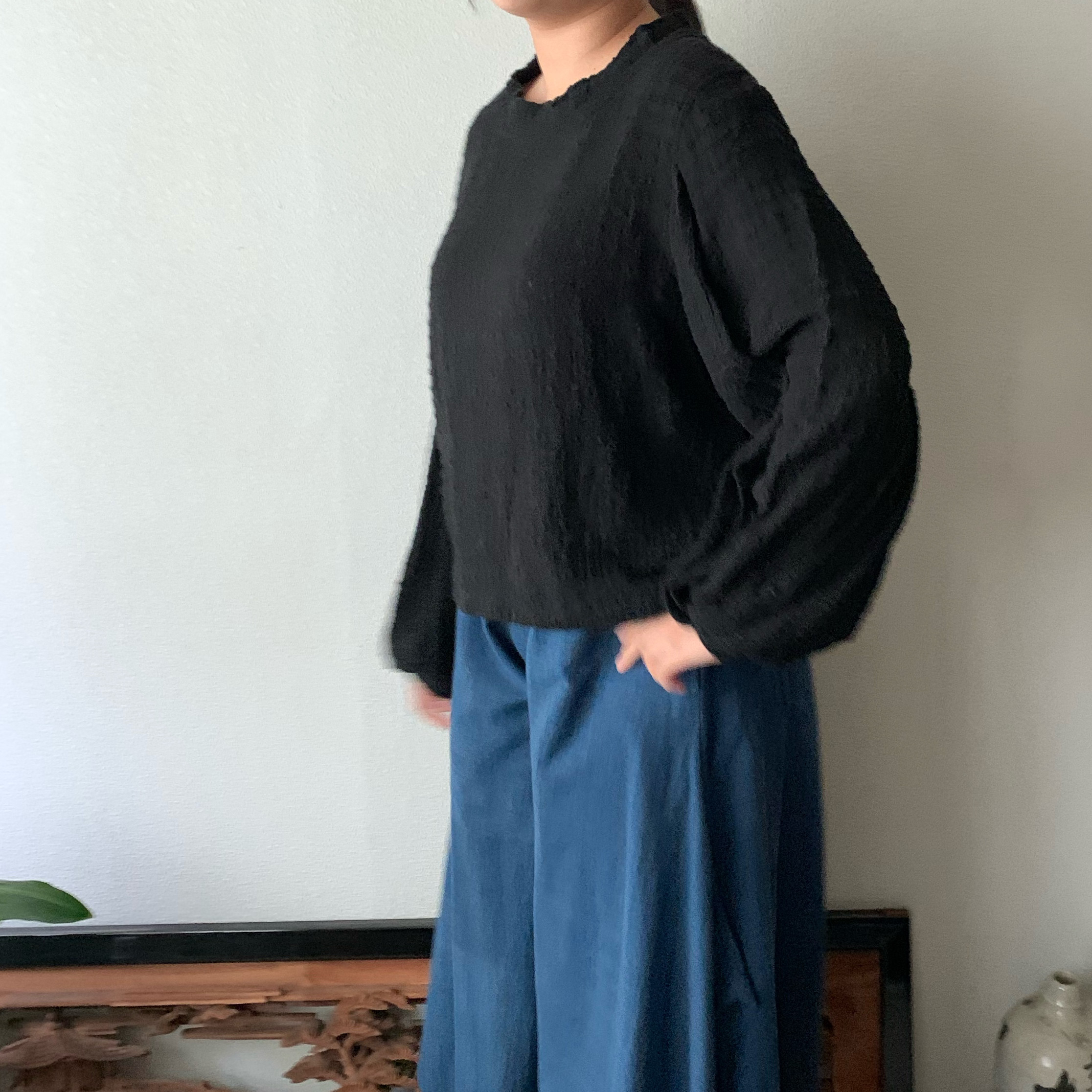 ひらりひらりと舞うような手織り綿ロングパフスリーブブラウス　両袖の不思議な動きで見映え良し　黒無地