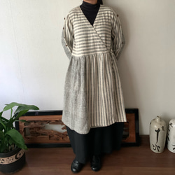 凝りに凝ってる生地厚め手織り綿カシュクールのコートワンピ　ウエスト切り替え、袖や裾バックのポイントボタン　白絣 6枚目の画像