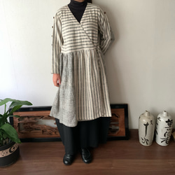 凝りに凝ってる生地厚め手織り綿カシュクールのコートワンピ　ウエスト切り替え、袖や裾バックのポイントボタン　白絣 7枚目の画像