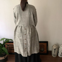 凝りに凝ってる生地厚め手織り綿カシュクールのコートワンピ　ウエスト切り替え、袖や裾バックのポイントボタン　白絣 11枚目の画像