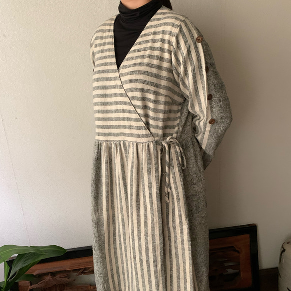 凝りに凝ってる生地厚め手織り綿カシュクールのコートワンピ　ウエスト切り替え、袖や裾バックのポイントボタン　白絣 14枚目の画像