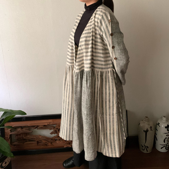 凝りに凝ってる生地厚め手織り綿カシュクールのコートワンピ　ウエスト切り替え、袖や裾バックのポイントボタン　白絣 10枚目の画像