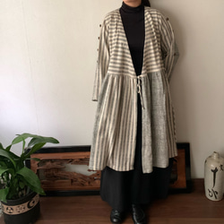 凝りに凝ってる生地厚め手織り綿カシュクールのコートワンピ　ウエスト切り替え、袖や裾バックのポイントボタン　白絣 5枚目の画像