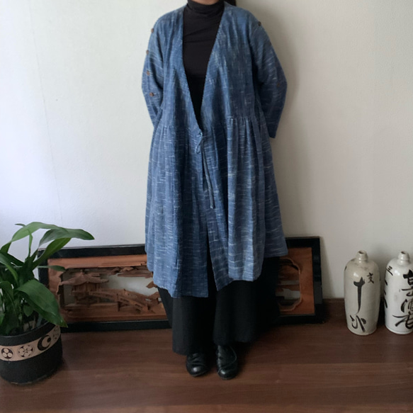 凝りに凝ってる生地厚め手織り綿カシュクールのコートワンピ　ウエスト切り替え、袖や裾バックのポイントボタン　青絣 8枚目の画像