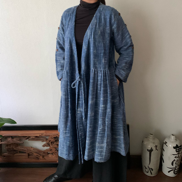 凝りに凝ってる生地厚め手織り綿カシュクールのコートワンピ　ウエスト切り替え、袖や裾バックのポイントボタン　青絣 9枚目の画像