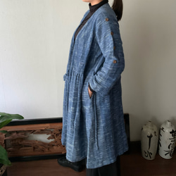 凝りに凝ってる生地厚め手織り綿カシュクールのコートワンピ　ウエスト切り替え、袖や裾バックのポイントボタン　青絣 12枚目の画像