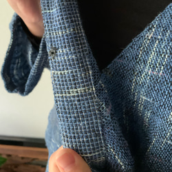 凝りに凝ってる生地厚め手織り綿カシュクールのコートワンピ　ウエスト切り替え、袖や裾バックのポイントボタン　青絣 15枚目の画像