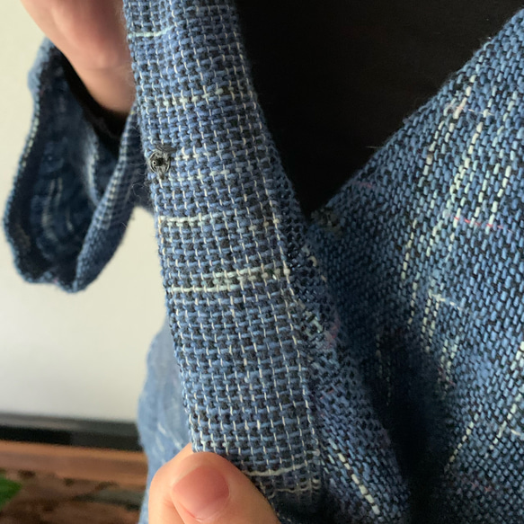 凝りに凝ってる生地厚め手織り綿カシュクールのコートワンピ　ウエスト切り替え、袖や裾バックのポイントボタン　青絣 15枚目の画像