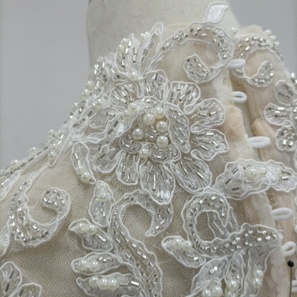 優雅的核桃鈕扣高領蕾絲波萊羅上衣手工珍珠 第10張的照片