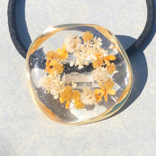 秋のきらめくイエロー お花レジンヘアゴム 秋のきらめくイエロー お花レジンヘアゴム シリコンモールド の お花