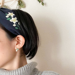 冬の貴婦人＊クリスマスローズの刺繍ヘアターバン(ヘアバンド)/ハーフリネン 2枚目の画像