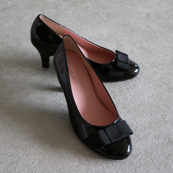 【整齊展現腿部線條！ ] 羅緞飾帶高跟鞋 [黑色] 第5張的照片