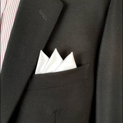 スーツ職人のポケットチーフ 　ライトシルバー　スリーピークス　光沢あり 3枚目の画像