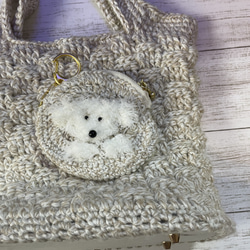 アルパカの毛糸で編んだトートバッグ　犬のチャーム付き 6枚目の画像
