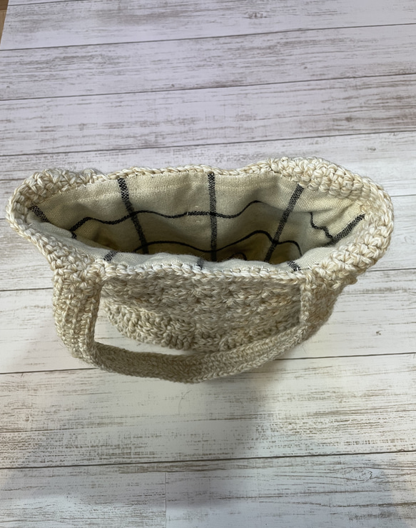 アルパカの毛糸で編んだトートバッグ　犬のチャーム付き 5枚目の画像