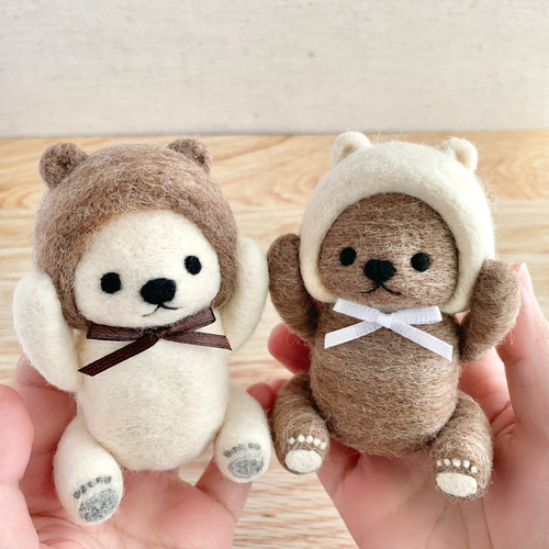 お互いに憧れてた仲良しクマさん*羊毛フェルトのマスコット2体 お互いに憧れてた仲良しクマさん*羊毛フェルトのマスコット2体