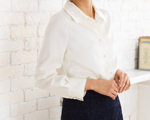 【最終お値下げ】【新品未使用タグ付き】ohga サテンブラウス　ホワイト ハイネックボウタイ付きサテンブラウス【長袖】【2WAY】 (ABL25105-10