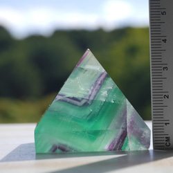天然石フローライト約90g(蛍石)ピラミッド約40×40×37mm マルチカラー透明感[fpy-221015-01] 20枚目の画像