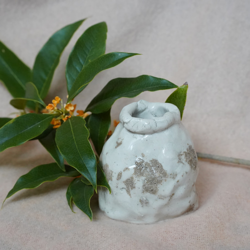 免運費】陶瓷小花瓶| 手捏手作| 禮物花瓶・花器Kyra 的作品