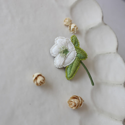 【クリスマスローズのブローチ】(ホワイト×グリーン)オートクチュール刺繍ブローチ(冬支度ハンドメイド2022) 5枚目の画像
