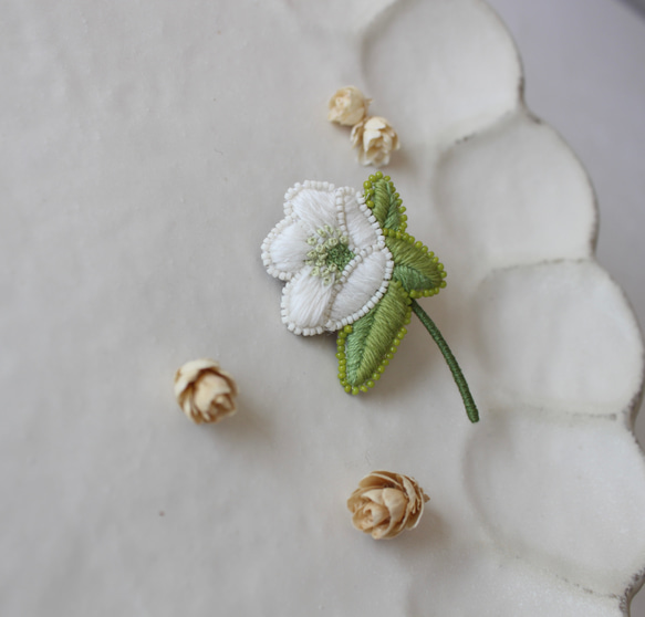 【クリスマスローズのブローチ】(ホワイト×グリーン)オートクチュール刺繍ブローチ(冬支度ハンドメイド2022) 5枚目の画像