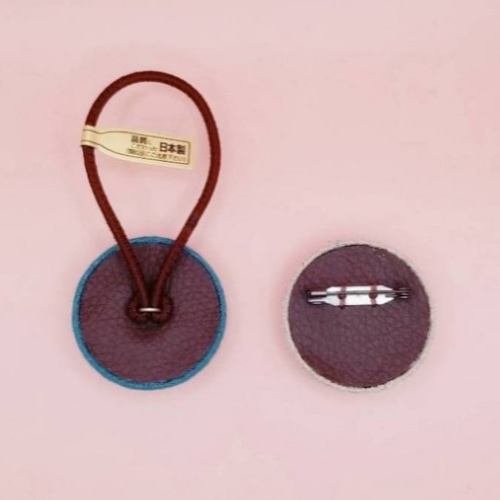 手刺繍ブローチ・ヘアゴム《クリスマスリース》×黒 くるみボタン