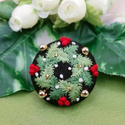 クリスマスリース3センチくるみボタンヘアゴム2点セット 手刺繍ブローチ・ヘアゴム《クリスマスリース》×黒 くるみボタン