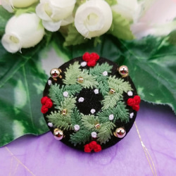 手刺繍ブローチ・ヘアゴム《クリスマスリース》×黒  くるみボタン クリスマスツリーのオーナメント(飾り) 1枚目の画像