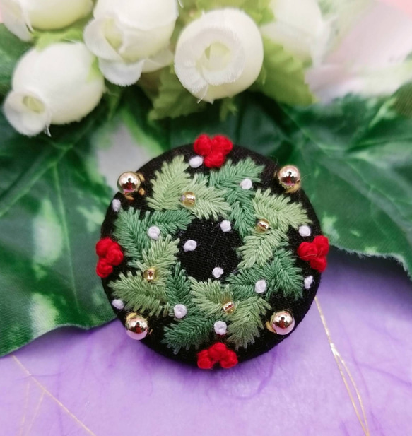 手刺繍ブローチ・ヘアゴム《クリスマスリース》×黒  くるみボタン クリスマスツリーのオーナメント(飾り) 1枚目の画像