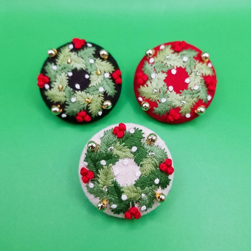 [専用　トン吉様]くるみボタン 刺繍 ブローチ フェルト クリスマス リース 大きな刺繍ブローチくるみボタン クリスマスリース ブローチ Eiko