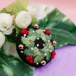 手刺繍ブローチ・ヘアゴム《クリスマスリース》×黒  くるみボタン クリスマスツリーのオーナメント(飾り) 3枚目の画像