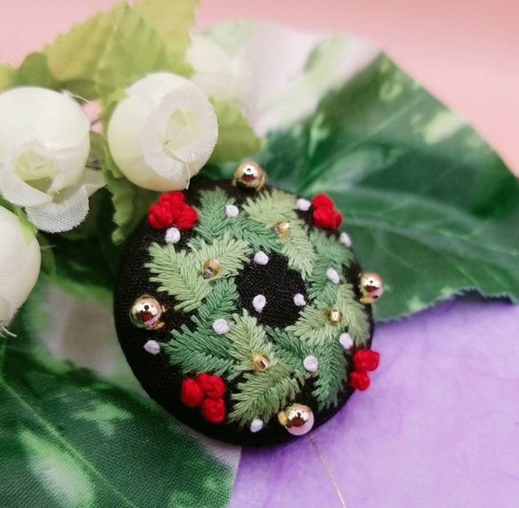 手刺繍ブローチ・ヘアゴム《クリスマスリース》×黒  くるみボタン クリスマスツリーのオーナメント(飾り) 3枚目の画像